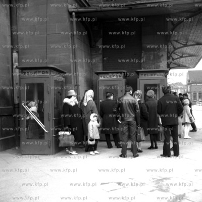 Kolejka przed budką telefoniczną na przed wejściem...