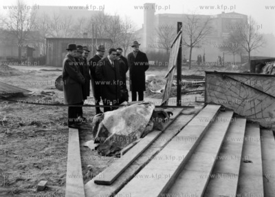Przewodniczący WRN Tadeusz Bejm na budowie przejscia...