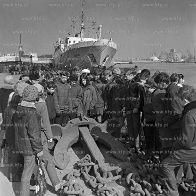 Młodzież szkolna zwiedza tereny Stoczni Gdańskiej...