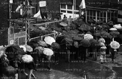 Strajk w Stoczni Gdanskiej im Lenina. Nz. mieszkancy...