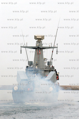ORP GROM - okret rakietowy typu Orkan manerwrujacy...