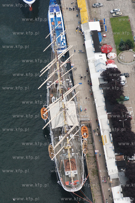 Gdynia z lotu ptaka. Nz. Zaglowiec zaumowany przy Skwerze...