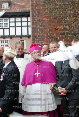 Po uroczystej Mszy sw ulicami Glownego Miasta ruszyl...