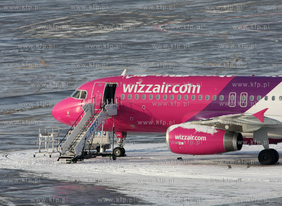 Gdansk, Rebiechowo. Zima na lotnisku. Nz. Airbus A320-233...