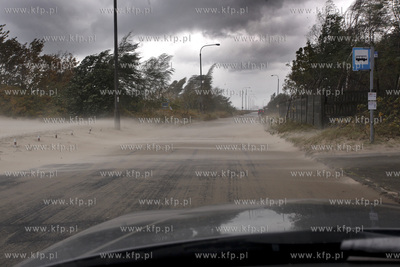 Sztormowa pogoda w Gdansku. Nz zawiana ul. kpt.W. Poinica...