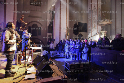 Kosciol sw. Trojcy w Gdansku.Mietek Szczesniak koleduje...