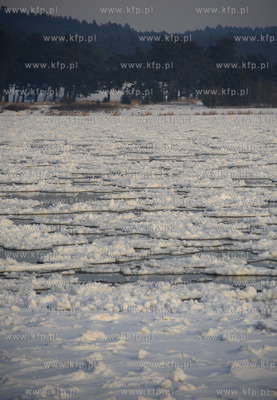 Wyspa Sobieszewska. Swibno. Rzeka Wisla skuta lodem.25.01.2010fot....