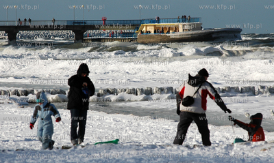 Zima w Kolobrzegu. Nz. spacer po plazy
31.01.2010
fot....