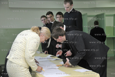 Wybory prezydenckie 2010. Lokal wyborczy nr 2 w Pelplinie....