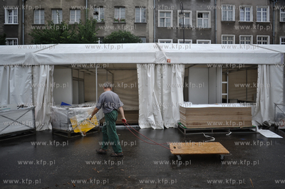 Montarz namiotow na ulicy Szerokiej dla rzemieslnikow...