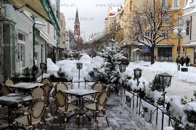 Sopot. Kolejne opady sniegu zasypaly Sopot. Nz. ogrodek...