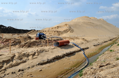 Budowa autostrady A1 na odcinku Torun - Strykow. 25.04.2011...