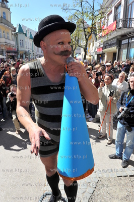 Sopot ulica Artystow. Inauguracja sopockiego lata -...