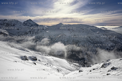 Tatry. Widok z  Kasprowego na szczyty Tatr spowite...