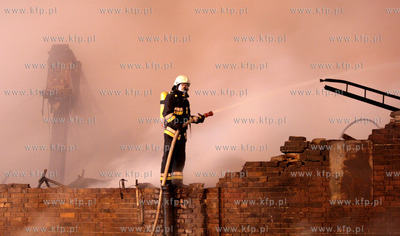 Gdansk. Pozar znajdujacej sie na terenie Stoczni Gdanskiej...