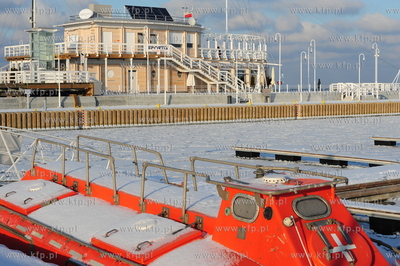 Zimowe molo w Sopocie. Nz. zamarznieta przystan jachtowa....