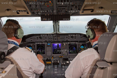 Kokpit w czasie lotu najnowszej maszyny Eurolot.com...