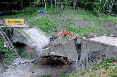 Wyburzanie Mostku Weisera Dawidka na gdanskiej Strzyzy....