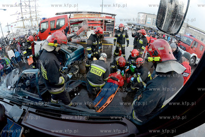 Gdynia. Molo Poludniowe. Pokaz ratownictwa medycznego...