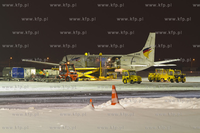 Zima na gdanskim lotnisku. Nz. British Aerospace ATP...