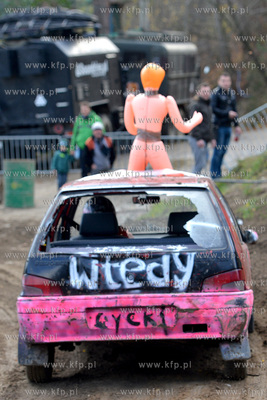 ZYWE TRUPY GRASOWAŁY W KOLIBKACH. Kolejna 14. juz...