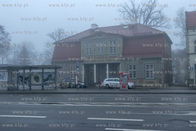 Zamglony Pruszcz Gdański. Na pierwszym planie odrestaurowany...