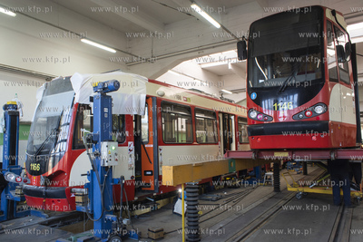 Zajezdnia Wrzeszcz. Nz. tramwaj d wag n8c w warsztacie...