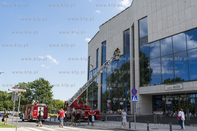 Gdynia. Teatr Muzyczny. Strażacy zabezpieczają i...