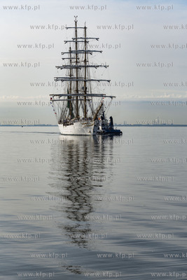 Brazylijska fregata Cisne Branco wpływa do Nabrzeża...