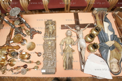 Uratowane zabytki ze spalonego kosciola sw. Katarzyny...