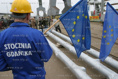 Maszty na ktorych zawisna flagi nowych czlonkow Unii...