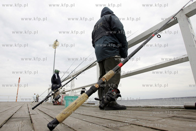 Wedkarze lowiacy belone z mola w Gdyni Orlowie. 18.05.2005...