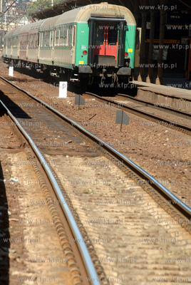 Dworzec Glowny PKP w Gdanku. Nz. odjezdzajacy pociag...