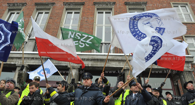 Pikieta sluzb mundurowych w Gdansku, przeciwko projektowi...