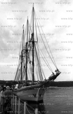 Zaglowiec zacumowany przy molo w Sopocie. 09.1995 2....