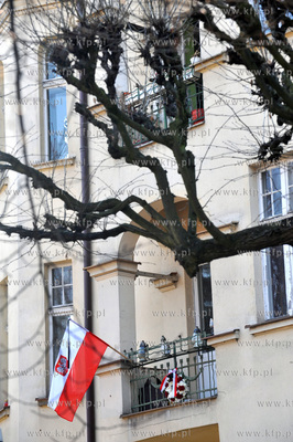 Sopot. Ul. Armii Krajowej 55. Ludzie skladaja kwiaty...