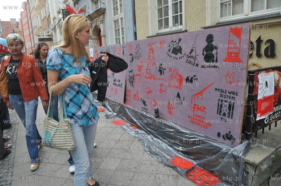 Gazeta Rock Cafe na ulicy Tkackiej w Gdansku. Jeden...