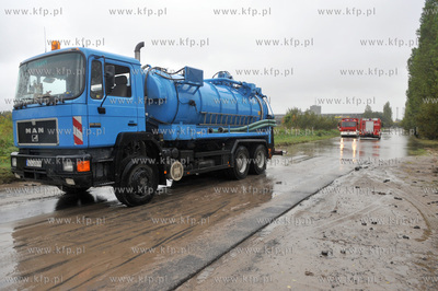 W wyniku dlugotrwalego opadu deszczu zalana zostala...