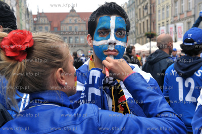 Dlugi Targ w Gdansku. Greccy kibice na ulicach Glownego...