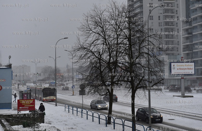 Gdańsk. Śnieżyca na Przymorzu. Nz. ul. Obrońców...