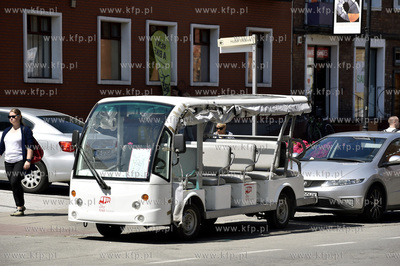 Meleksy zaparkowane na platnych miejscach parkingowych...