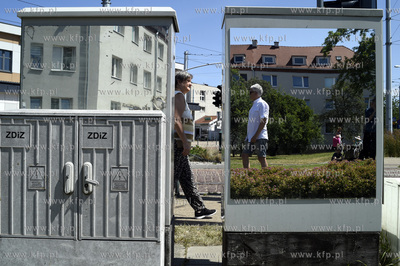 Gdańsk Nowy Port.Lustra  na skrzynkach elektrycznych...