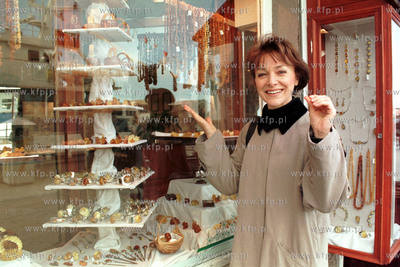 Irena Jarocka przed sklepem z bursztynem i bizuteria...