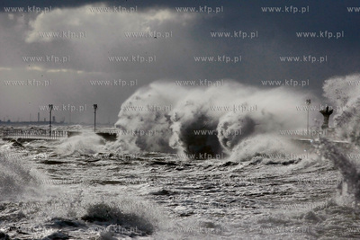 Gdynia. Bulwar nadmorski. Sztorm na Zatoce Gdanskiej....