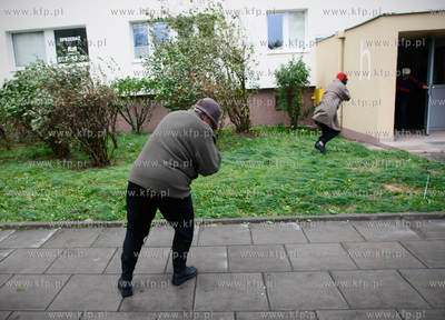 Gdansk. Nz przechodnie walcza z silnym wiatrem na ulicy...