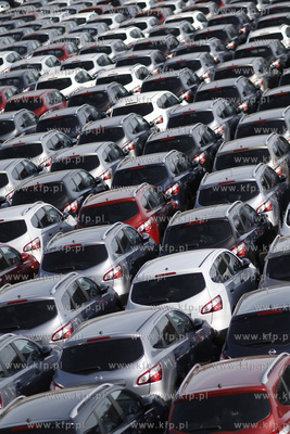 Samochody na placu Wolnego Obszaru Celnego w Gdansku.
23.03.2011
fot....