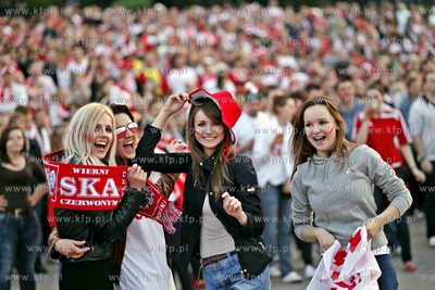 Gdansk. Mistrzostwa europy w pilce noznej. Kibice ogladaja...