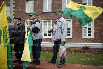 Protest dzialkowcow pod Urzedem Wojewodzkim w Gdansku.
Protestujacy...