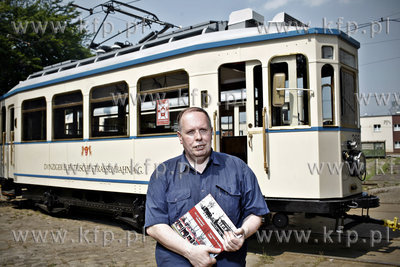 Autorzy albumu " 140 lat gdanskich tramwajow " w zajedni...