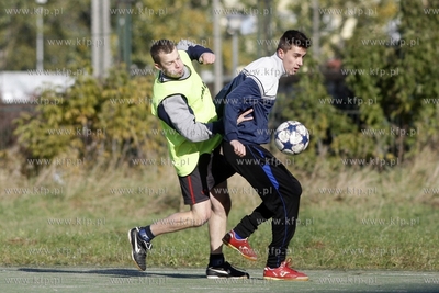Gdansk Zaspa. Pilkarski turniej dzikich druzyn Do przerwy...